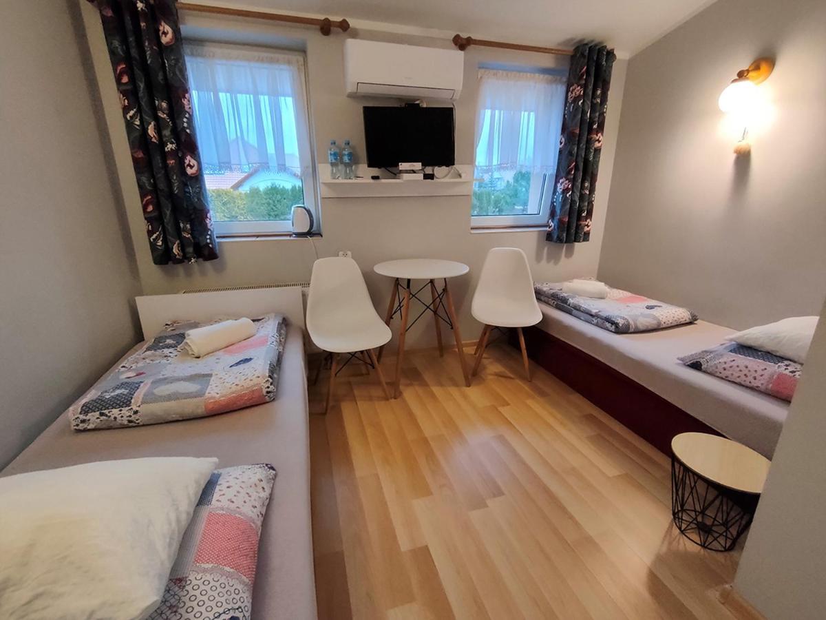 Bed and Breakfast Stajnia Pod Debem Starachowice Esterno foto