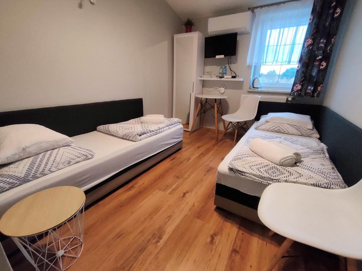 Bed and Breakfast Stajnia Pod Debem Starachowice Esterno foto