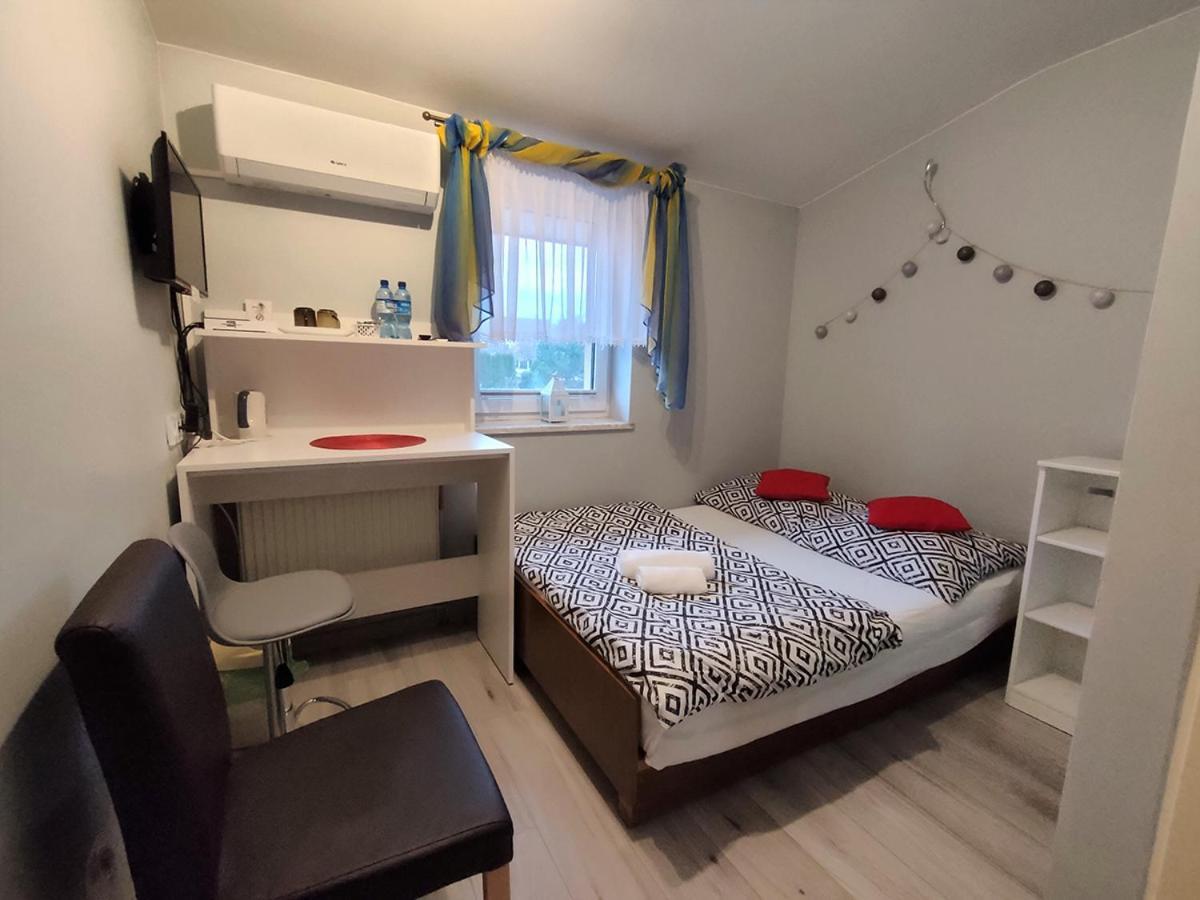 Bed and Breakfast Stajnia Pod Debem Starachowice Esterno foto