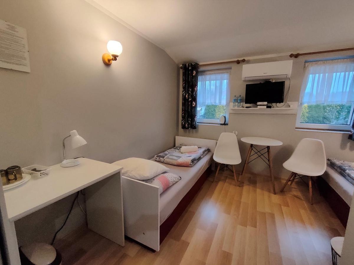 Bed and Breakfast Stajnia Pod Debem Starachowice Esterno foto