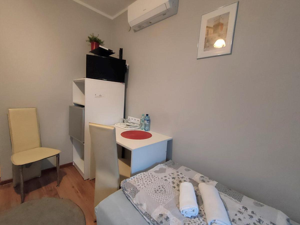 Bed and Breakfast Stajnia Pod Debem Starachowice Esterno foto