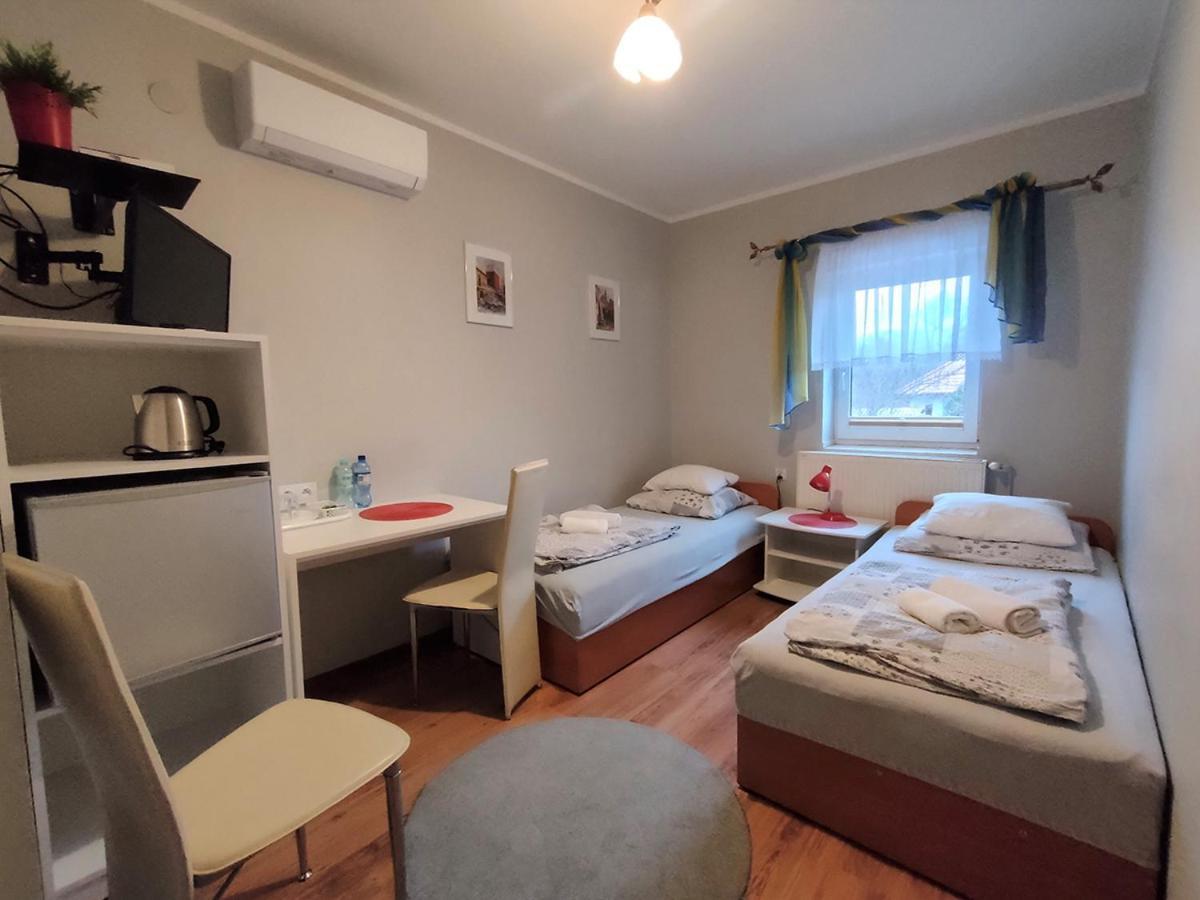 Bed and Breakfast Stajnia Pod Debem Starachowice Esterno foto