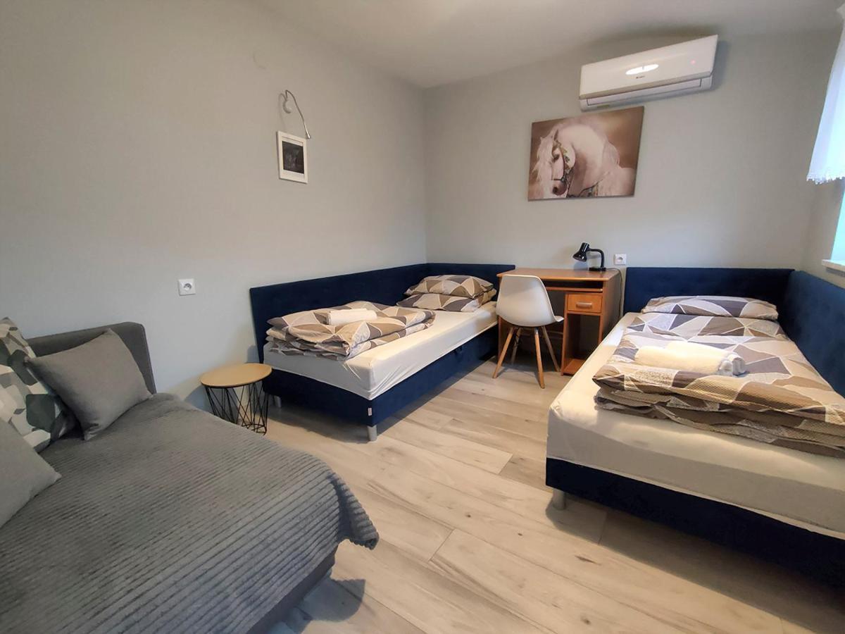 Bed and Breakfast Stajnia Pod Debem Starachowice Esterno foto