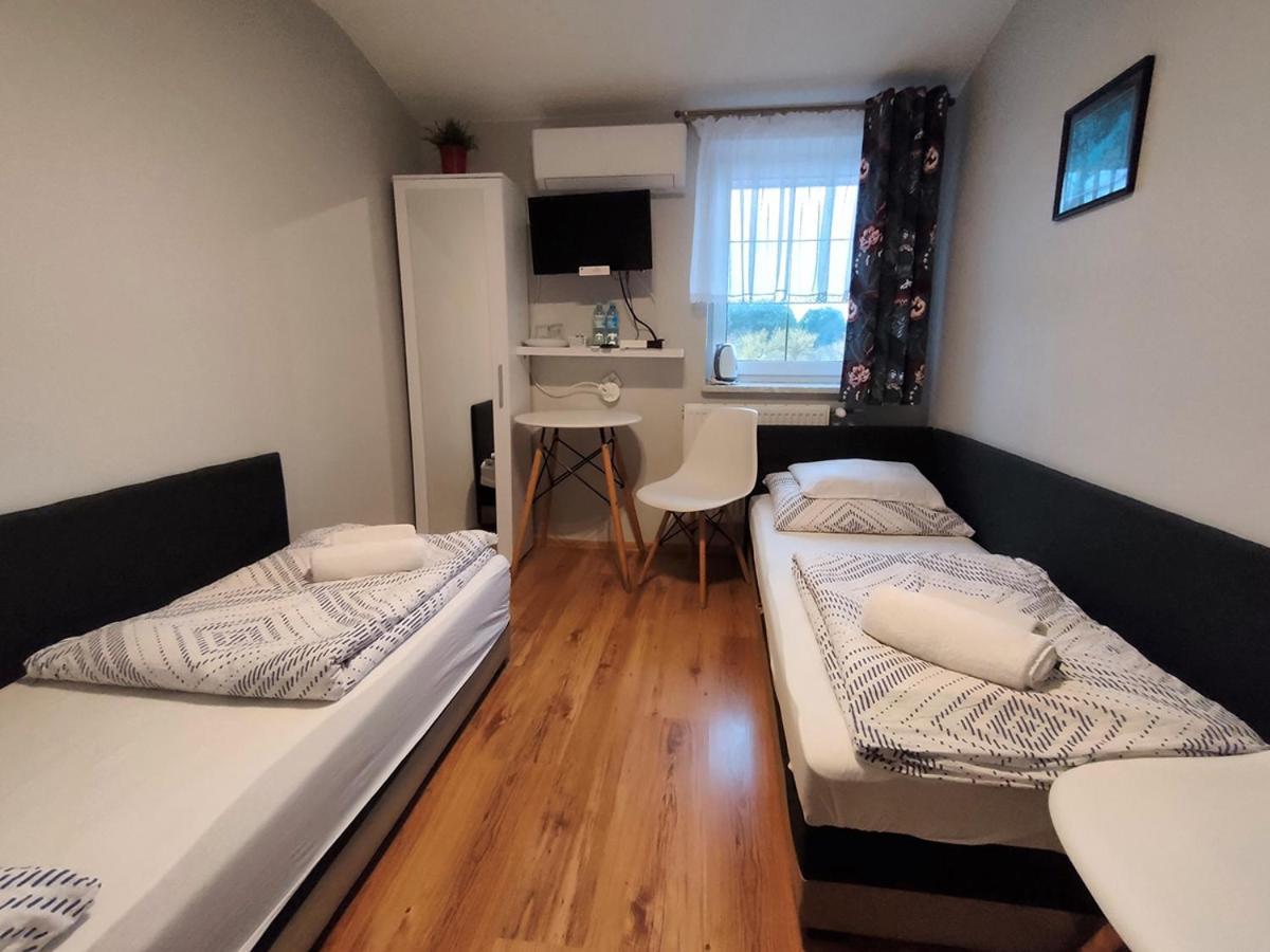 Bed and Breakfast Stajnia Pod Debem Starachowice Esterno foto