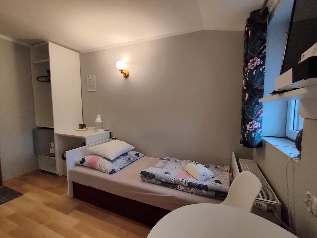 Bed and Breakfast Stajnia Pod Debem Starachowice Esterno foto