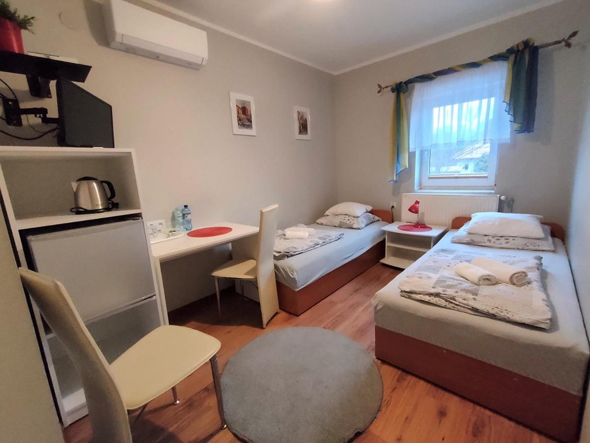 Bed and Breakfast Stajnia Pod Debem Starachowice Esterno foto