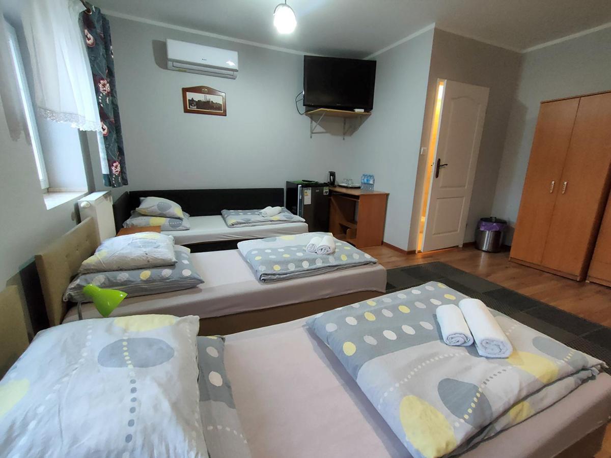 Bed and Breakfast Stajnia Pod Debem Starachowice Esterno foto